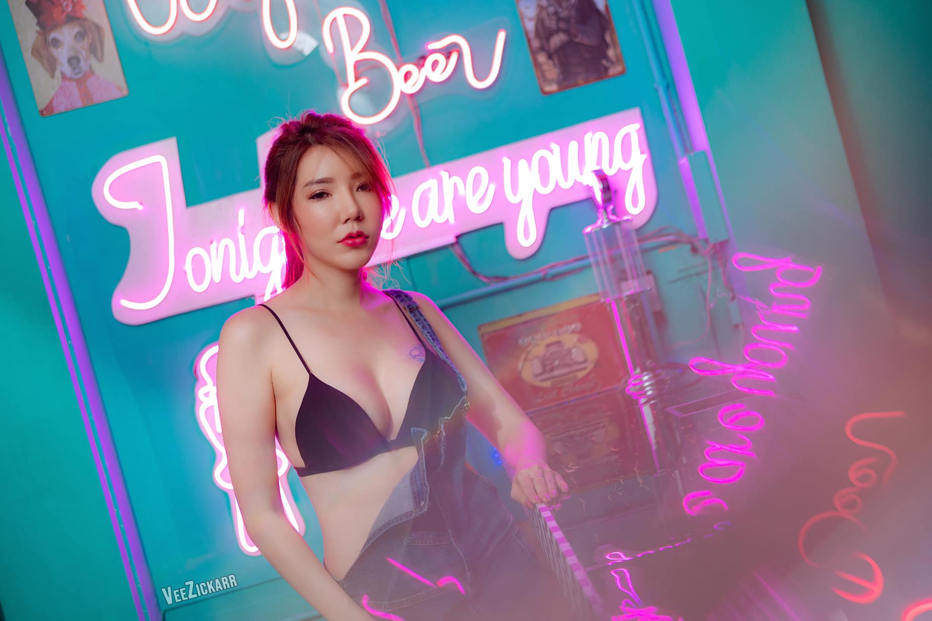โอปอล์ พริตตี้ อกสวย เนินขาวขยี้ใจ นมใหญ่คับจอ โชว์ ความแซ่บ ในชุด เปิดอก 85
