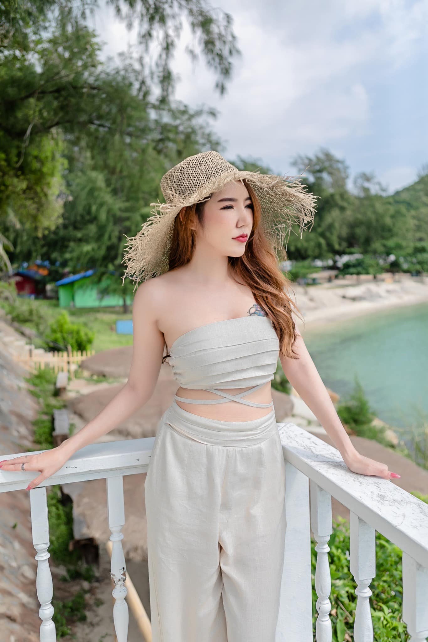 โอปอล์ พริตตี้ อกสวย เนินขาวขยี้ใจ นมใหญ่คับจอ โชว์ ความแซ่บ ในชุด เปิดอก 89