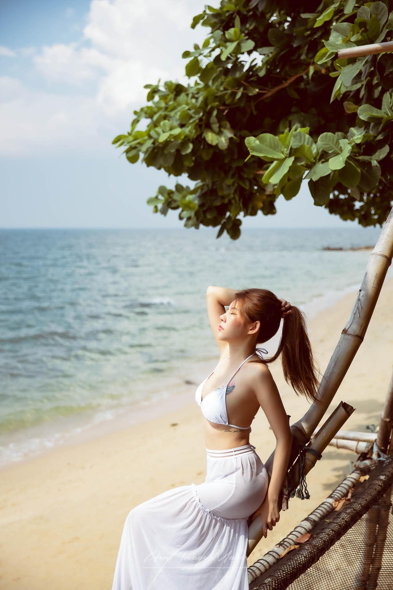โอปอล์ พริตตี้ อกสวย เนินขาวขยี้ใจ นมใหญ่คับจอ โชว์ ความแซ่บ ในชุด เปิดอก 95