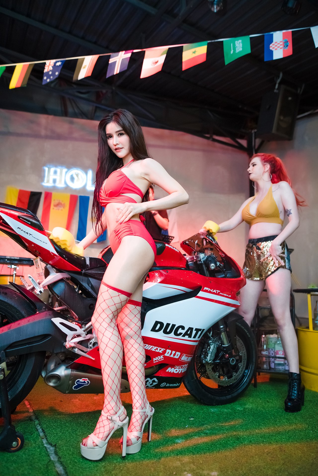 ครูบลู นางแบบพริตตตี้สาวสวย ตัว top อวดหุ่นสวย นมตูม ในชุด bikini เต็มๆตา 3