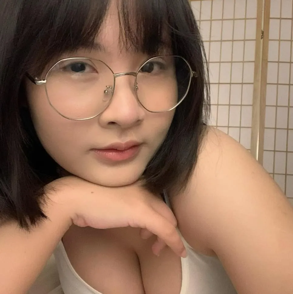 น้อง นุ่น สาวแว่นเหล็กดัด